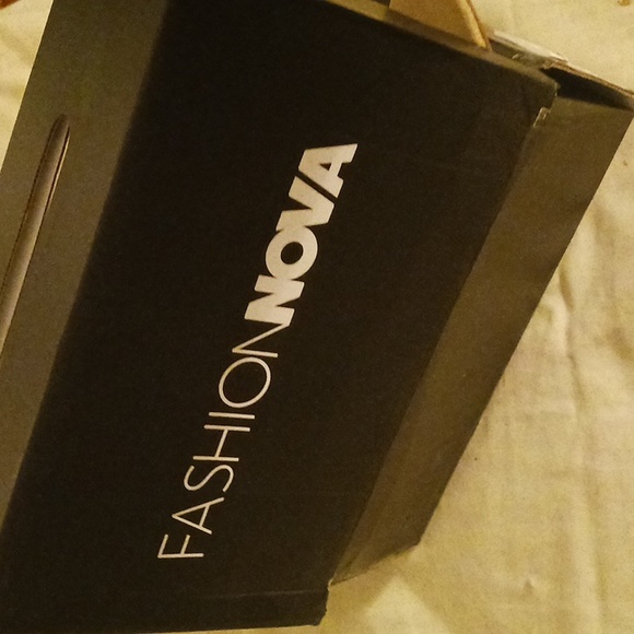 Plush 3 inch heel, wrap around crystal encrusted stiletto heel. Size 9.5 - Picture 6 of 7